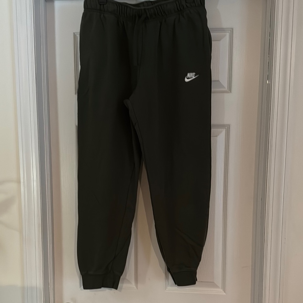 Nike women’s army green Tapered Sweatpants